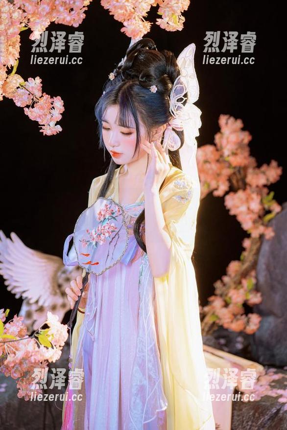 爆机少女喵小吉分享：旗袍里的小悲伤，和小欢喜交织的日子