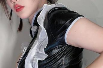 牛仔裤图集里的狐洛洛子——她的姿态总是那么随意，却又有点别样的吸引力。