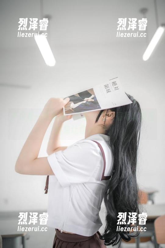 不只是一条黑裙，疯猫ss的民宿写真原图图集让你心动！