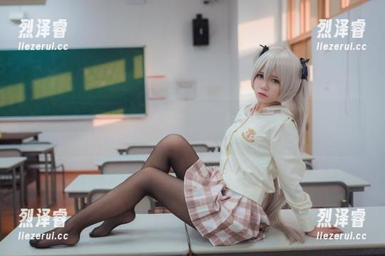白金Saki黑丝JK美图精选，性感与优雅的完美结合，真是心动！
