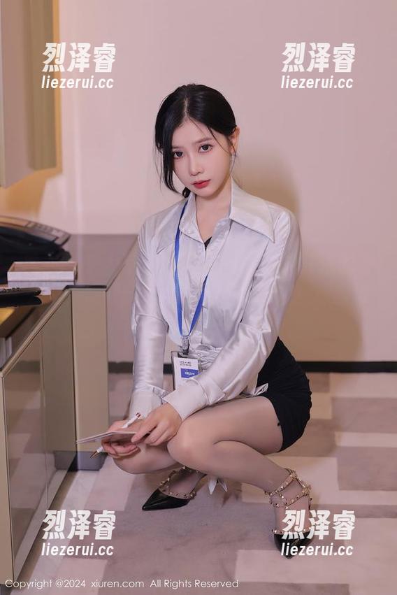 秀人网 - 大家快来围观！MOON嘉依的办公室，比我能忍耐的咖啡还上瘾！原图谁能拒绝？