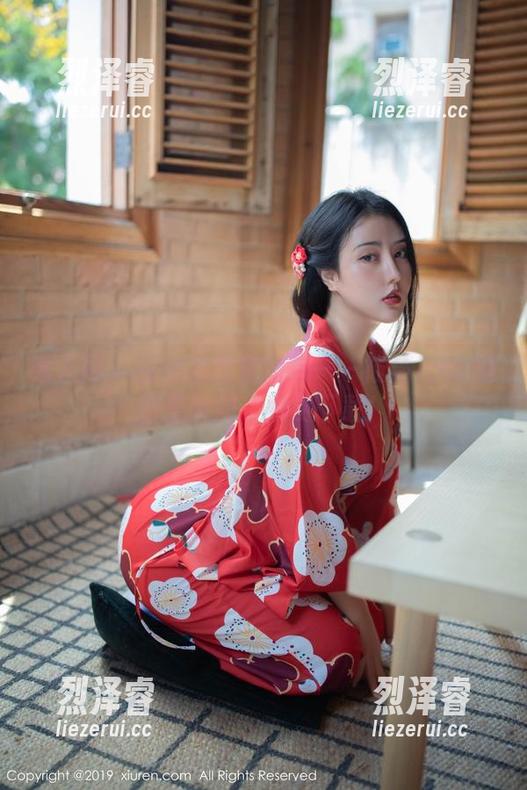 秀人网 - 当女友变成图包——筱慧icon的甜蜜瞬间，免费下载！