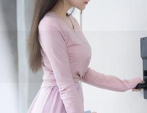 秀人网 – 最新美桃酱校园放飞自我的合集：书本和青春的味道真是个奇妙组合