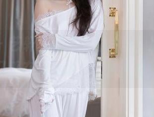 秀人网 – 艺轩”就站在图片里，那双美脚几乎在跟我说：“快来看！