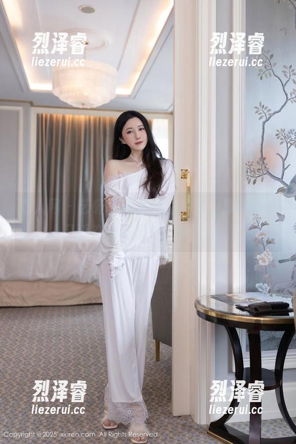 秀人网 - 艺轩”就站在图片里，那双美脚几乎在跟我说：“快来看！