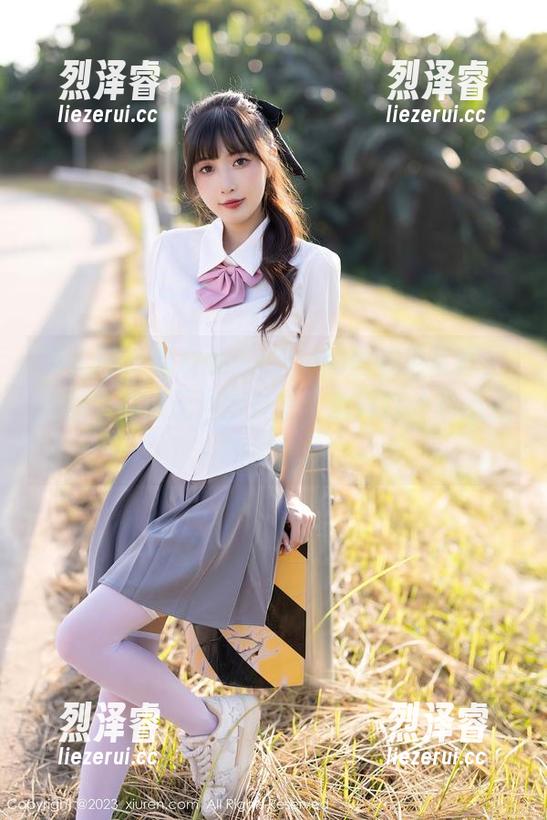 秀人网 - 看赵惟依coco的比基尼写真，美图中那种无声的自信，瞬间打动你心底的柔软。