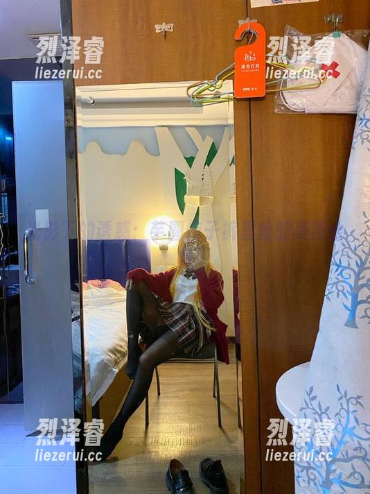 光影下的诱惑：芋圆侑子裤里丝的美图合集