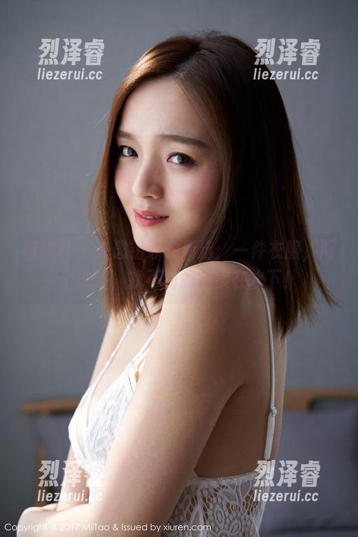 蜜桃社 - 许思铭泳衣精选：一件衣服，两个泳池，找不到的答案在水下！