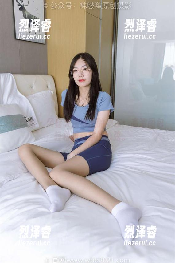 袜啵啵 - 黑丝大腿袜里的果冻：高清图包，轻松撩动你的心弦。
