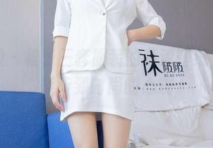 袜啵啵 – 稚予三套服装的高清壁纸，仿佛能听到时尚的心跳