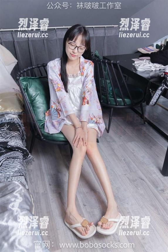 袜啵啵 - 芝士的最新作品集——厚白丝花絮版，简直是某种神秘材料的最佳广告！
