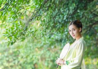 轰趴猫 – 白丝下的曲曲：私房图片让人忍不住多看几眼