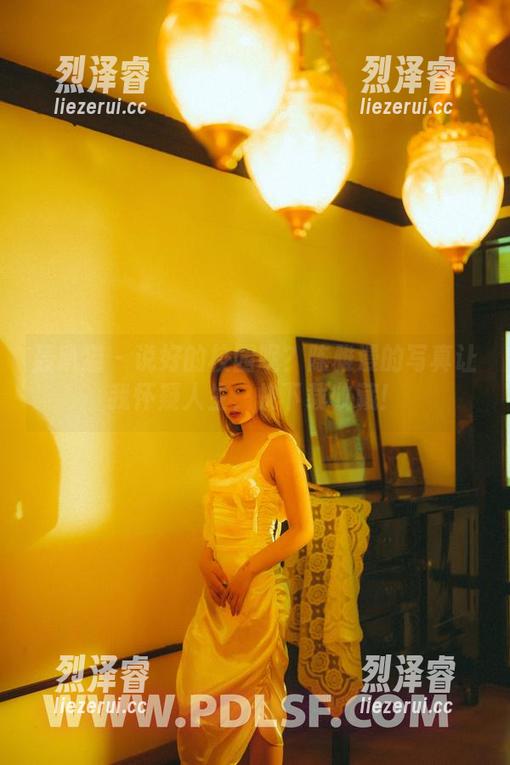 轰趴猫 - 说好的校园呢？陈雅漫的写真让我怀疑人生，快下载收藏！