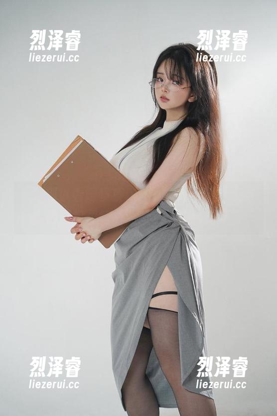 千万别小看阿寨寨ninja的OL液化上衣，高清图包里每一张都让人流连忘返！