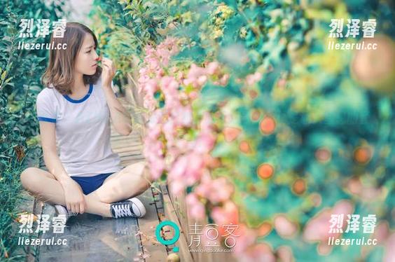 青豆客 - AZHUA带你探索白衬衫的无限可能，真是让人窒息的套图！