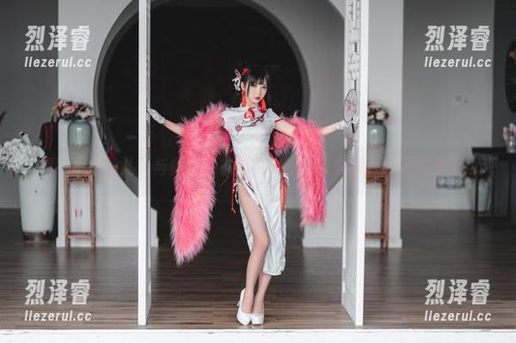 把“面饼仙儿”与露背毛衣都收入眼底，美图一瞬间成永恒！