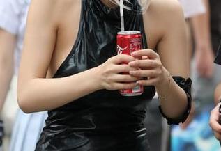 魔镜街拍 – 一场说走就走的私拍：艾小青的校园图包，心动不已！