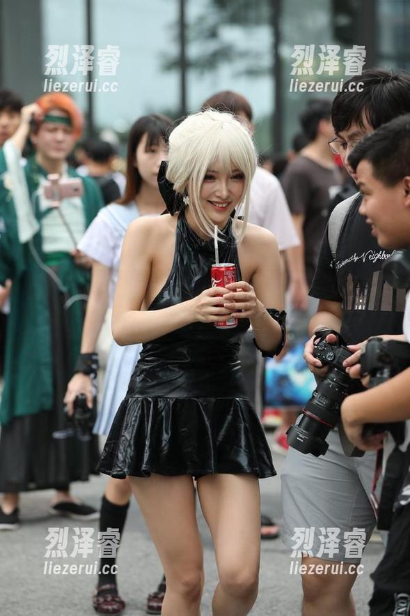 魔镜街拍 - 一场说走就走的私拍：艾小青的校园图包，心动不已！