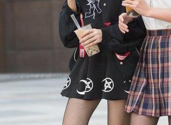 谁能拒绝肉丝包臀裙小姐姐的诱惑？魔镜街拍作品集，资源来啦！