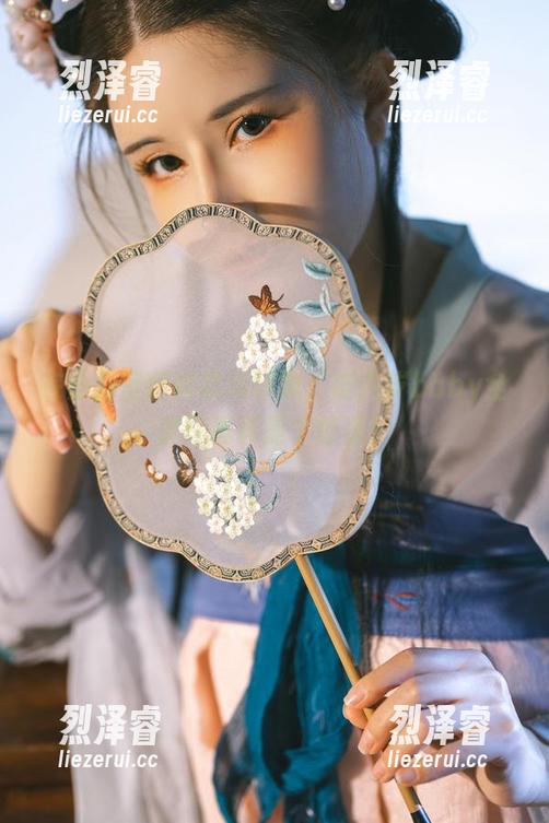在办公室翻转职场印象，鹿八岁baby全套写真真是个惊喜！