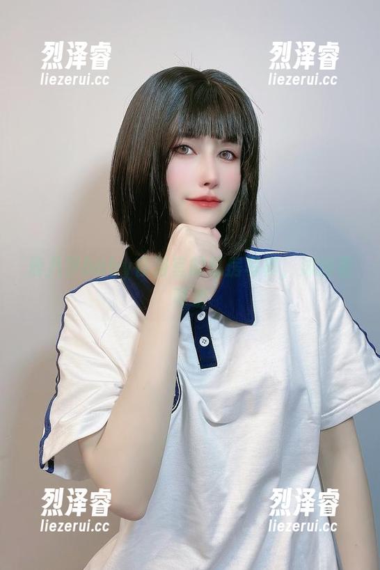 鹿八岁baby在浴室的私房写真，沐浴着可爱