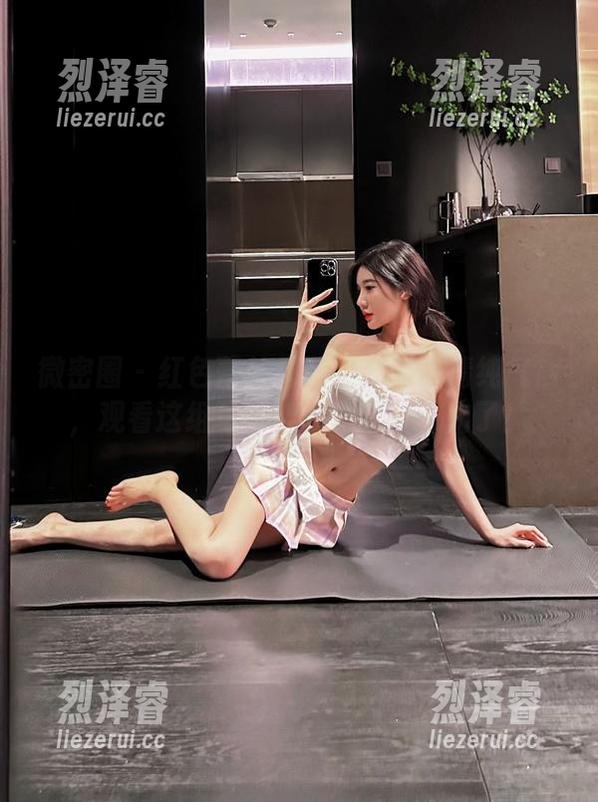 微密圈 - 红色蕾丝搭配黎允熙的清纯气质，观看这组写真，感觉要被融化了！